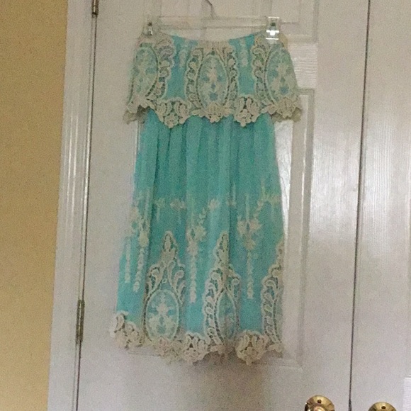 Beautiful Mint Green & creme lace strapless dress - Picture 3 of 4